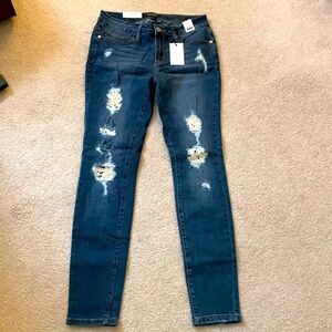 Cute skinny fit stretchy blue jeans w lace appliqués on front of the legs